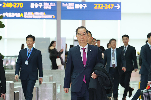 Prime Minister Han Duck-soo departs for France to the Bureau International des Expositions (BIE) General Assembly in Paris. [Courtesy of Prime Minister’s Secretariat]