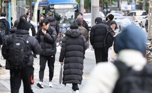 수능 후 각 대학별 수시 논술 시험을 앞둔 지난 17일 서울 강남구 대치동 학원가에 수험생들이 오가고 있다. [사진 = 연합뉴스]