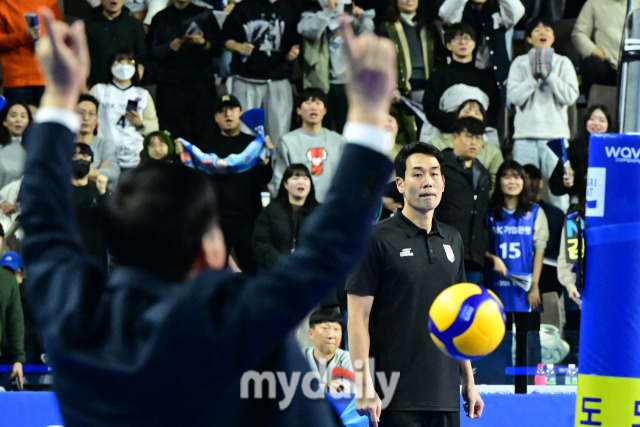 5연패에 빠진 정관장 고희진 감독이 IBK기업은행의 4세트 마지막 득점을 아쉽게 바라보고 있다 / 한국배구연맹.