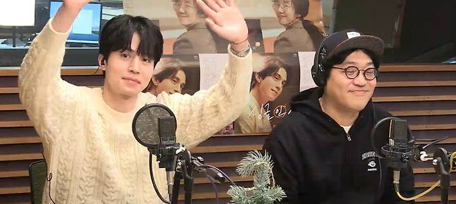 왼쪽부터 이동욱 박범수 감독(MBC FM4U ‘정오의 희망곡 김신영입니다’ 캡처)