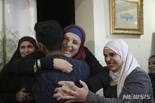 [자벨 무카베르=AP/뉴시스] 25일(현지시각) 이스라엘로부터 석방된 팔레스타인 수감자(가운데)가 동예루살렘 인근 자벨 무카베르에 있는 집에 도착해 가족들과 재회하고 있다. 2023.11.26.