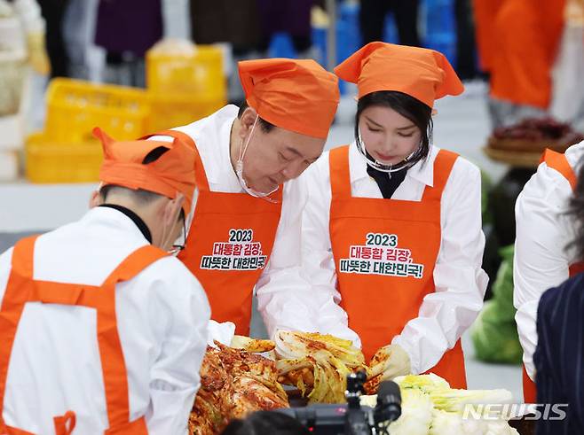 [고양=뉴시스] 조수정 기자 = 윤석열 대통령과 부인 김건희 여사가 27일 경기 고양시 킨텍스에서 열린 나눔과 봉사의 국민 대통합 김장 행사에서 김치를 담그고 있다. 2023.11.27 chocrystal@newsis.com