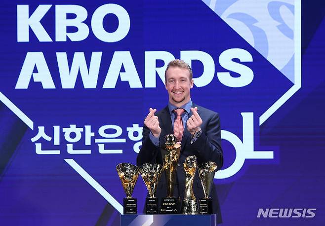 [서울=뉴시스] 고승민 기자 = 27일 서울 웨스틴조선호텔 서울에서 열린 2023 신한은행 SOL KBO 시상식에서 MVP를 수상한 NC 페디가 기념촬영하고 있다. 2023.11.27. kkssmm99@newsis.com