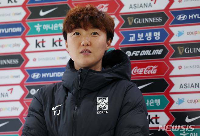 [파주=뉴시스] 김진아 기자 = FIFA U-20 여자 월드컵에 도전하는 여자 U-19 대표팀 박윤정 감독이 27일 경기 파주 국가대표트레이닝센터(NFC)에서 취재진 질문에 답하고 있다. 박윤정 감독이 이끄는 여자 축구 19세 이하(U-19) 대표팀은 우즈베키스탄과의 평가전을 통해 2024 국제축구연맹(FIFA) 20세 이하(U-20) 월드컵을 향한 첫발을 내딛는다. 2023.11.27. bluesoda@newsis.com