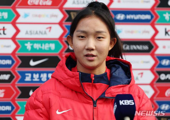 [파주=뉴시스] 김진아 기자 = 여자축구대표팀 권다은이 27일 경기 파주 국가대표트레이닝센터(NFC)에서 훈련에 앞서 취재진 질문에 답하고 있다. 이번 소집훈련은 별도의 대표팀 평가전은 진행하지 않으며, 경기 감각을 유지하고 전술 완성도를 높여 내년 2월 말 예정된 친선전을 대비한다. 2023.11.27. bluesoda@newsis.com