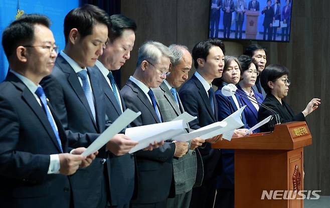 [서울=뉴시스] 고범준 기자 = 이탄희 더불어민주당 의원이 15일 오전 서울 여의도 국회 소통관에서 '위성정당 방지법' 당론 추진을 촉구하는 기자회견을 하고 있다. 2023.11.15. bjko@newsis.com