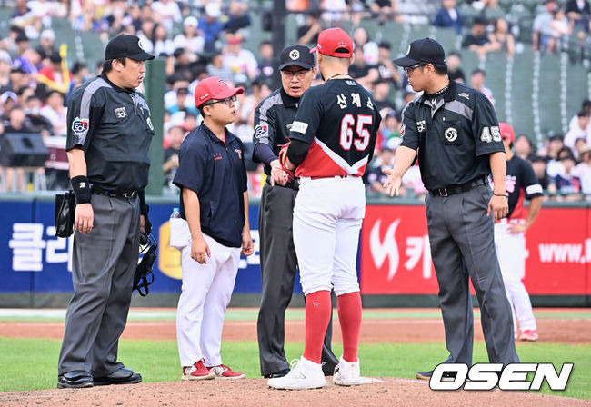 [OSEN=부산, 이석우 기자] 13일 부산 사직구장에서 2023 신한은행 SOL KBO리그 롯데 자이언츠와 KIA 타이거즈의 경기가 열렸다. KIA 타이거즈 산체스가 3회말 무사 만루 심판들에게 견제 동작과 관련해 얘기를 하고 있다. 2023.08.13 / foto0307@osen.co.kr