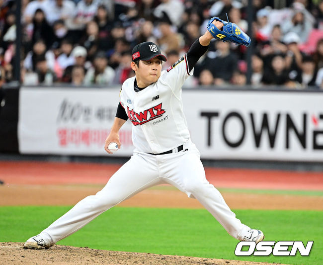 [OSEN=수원, 지형준 기자] 5일 오후 수원 KT위즈파크에서 ‘2023 신한은행 SOL KBO 포스트시즌 플레이오프’ 5차전 KT 위즈와 NC 다이노스의 경기가 열렸다.8회초 KT 박영현이 역투하고 있다. 2023.11.05 /jpnews@osen.co.kr