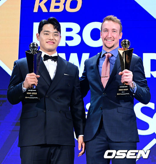 [OSEN=지형준 기자]신인상 한화 문동주, MVP NC 페디가 트로피를 들고 포즈를 취하고 있다. 2023.11.27 / jpnews.osen.co.kr