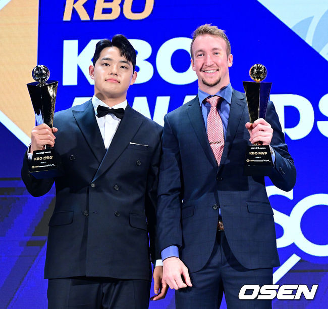 [OSEN=지형준 기자]신인상 한화 문동주, MVP NC 페디가 트로피를 들고 포즈를 취하고 있다. 2023.11.27 / jpnews.osen.co.kr