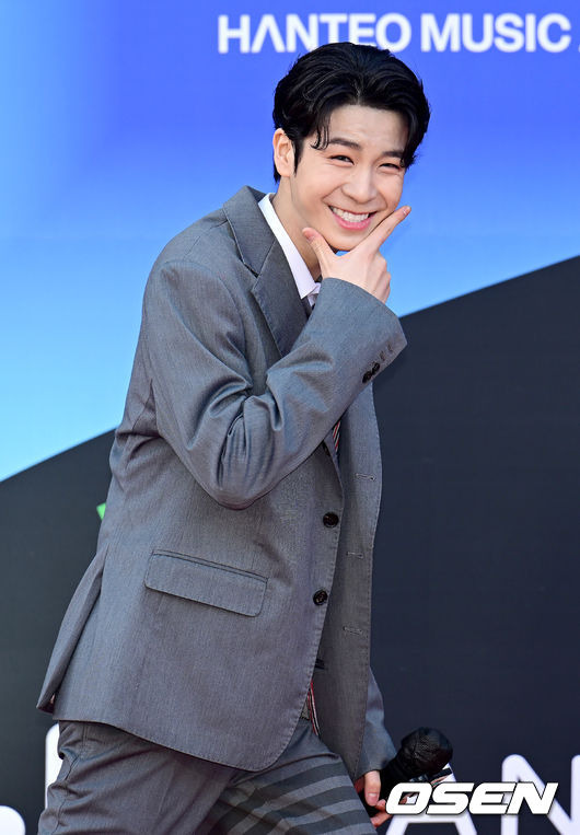 [OSEN=김성락 기자] 10일 오후 서울 송파구 잠실실내체육관에서 '30주년 한터뮤직어워즈 2022' 레드카펫 행사가 열렸다. 가수 정동원이 취재진을 향해 포즈를 취하고 있다. 2023.02.10 /ksl0919@osen.co.kr