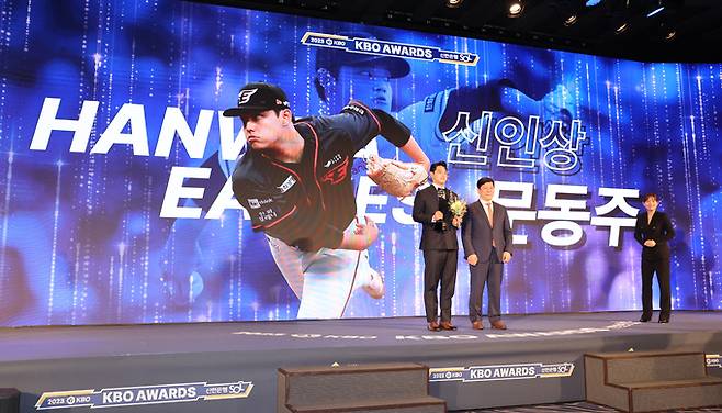 27일 오후 서울 중구 웨스틴조선호텔에서 열린 2023 신한은행 SOL KBO 시상식에서 KBO리그 신인상을 수상한 한화 투수 문동주가 기념 촬영하고 있다. 연합뉴스