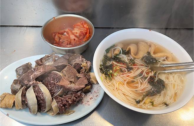 한파가 기승이던 지난 24일 광장시장 한 노점에서 순대와 잔치국수를 주문했다. 순대는 8000원이며, 잔치국수는 4000원이었다. 김지호 기자