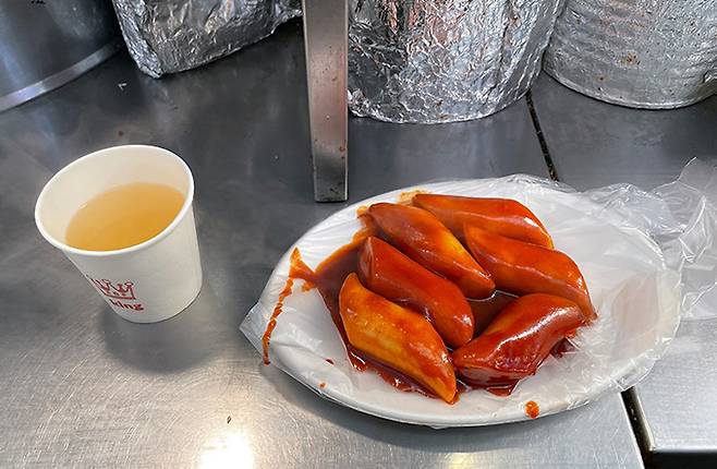 지난 24일 광장시장 한 노점에서 3000원짜리 떡볶이를 주문했다. 김지호 기자