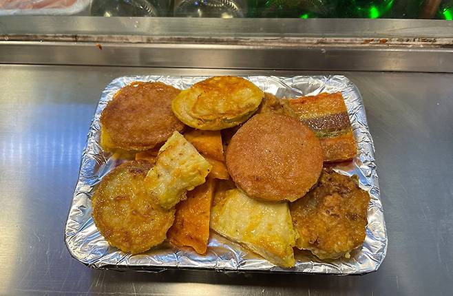 27일 오후 12시경 논란이 된 전집과 같은 구역에 있는 노점을 방문해 1만5000원어치 모둠전을 주문했다. 김지호 기자