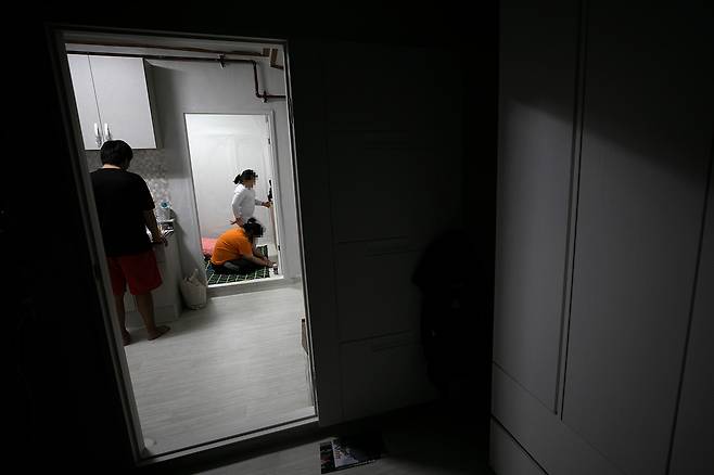 어머니와 동생을 돌보는 10대 소년.ⓒ시사IN 이명익