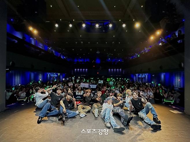 오메가엑스 미국 뉴저지 무대