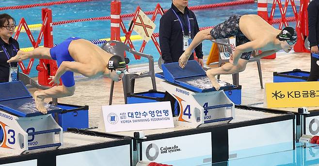 27일 경북 김천실내수영장에서 열린 2024 수영 국가대표 선발대회 남자 자유형 200m 결승에서 황선우(강원도청, 오른쪽)와 김우민이 출발하고 있다. 2023.11.27 연합뉴스