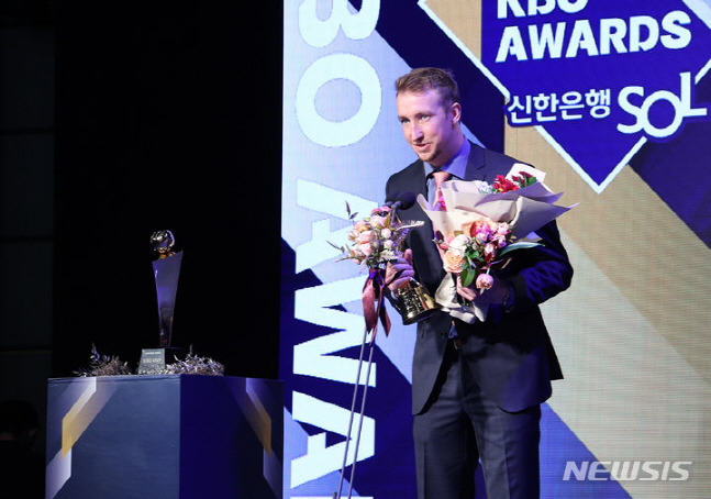 27일 KBO 시상식에서 5관왕에 오른 에릭 페디. /사진=뉴시스