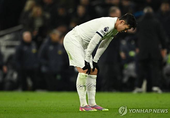 '오프사이드 3개' 경기 마친 후 낙담한 손흥민 (런던 로이터=연합뉴스) 잉글랜드 프로축구 프리미어리그(EPL) 손흥민이 26일(현지시간) 영국 런던 토트넘 홋스퍼 스타디움에서 애스턴 빌라를 상대로 열린 2023-2024 EPL 13라운드 경기를 마친 뒤 낙담한 모습. 이날 손흥민은 풀타임을 소화하며 상대 골망을 3차례 흔들었으나 모두 오프사이드로 골을 인정받지 못했다. 팀은 애스턴 빌라에 1-2로 패했다. 2023.11.27 ddy04002@yna.co.kr