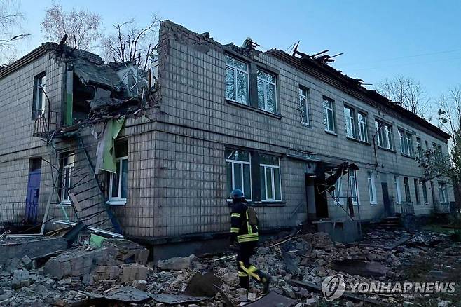 25일 드론 공격으로 파괴된 우크라 키이우의 건물 [AFP=연합뉴스]