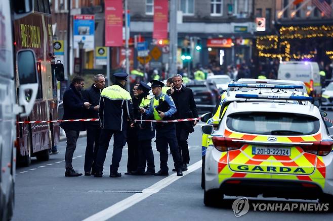 더블린 흉기 난동 사건 현장 통제하는 아일랜드 경찰 [로이터 연합뉴스 자료사진. 재판매 및 DB 금지]