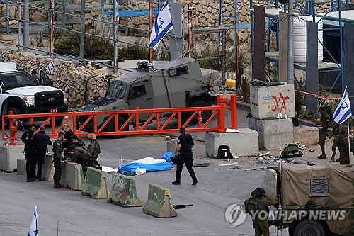 요르단강 서안지구에서 검문하는 이스라엘군 [AFP=연합뉴스 자료사진]