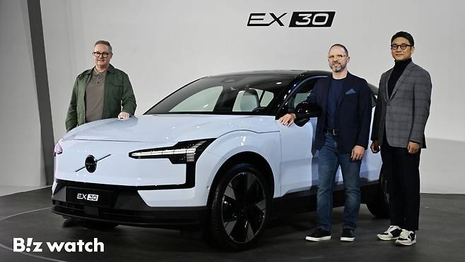 볼보자동차코리아가 28일 서울 중구 동대문디자인플라자에서 전기 SUV 'EX30'를 공개한 가운데 이윤모 대표가 디자이너들과 함께 포즈를 취하고 있다. /사진=이명근 기자 qwe123@