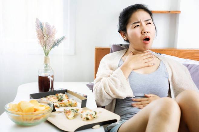 과식을 하면 속이 더부룩하고, 몸이 축 처지기도 하며, 심한 경우 복통이나 위경련 같은 증상이 나타나기도 한다. [사진=게티이미지뱅크]