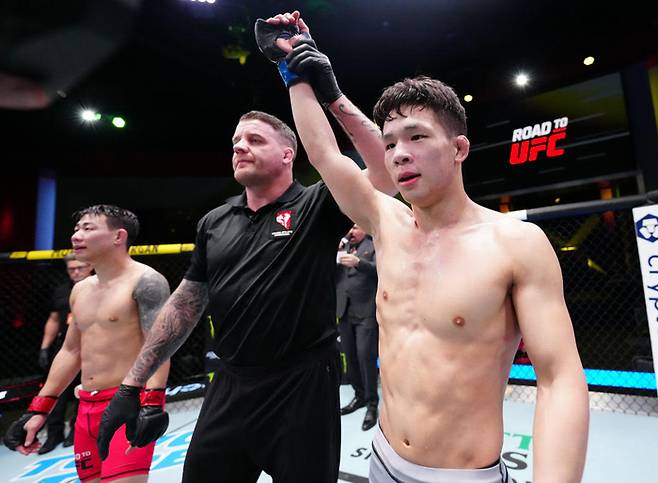 지난 2월 미국 네바다주 라스베이거스 UFC 에이펙스에서 열린 ‘UFC 파이트 나이트’ 대회에서 박현성이 최승국을 꺾고 ‘로드 투 UFC 시즌 1’ 우승자가 됐다. 사진 | UFC