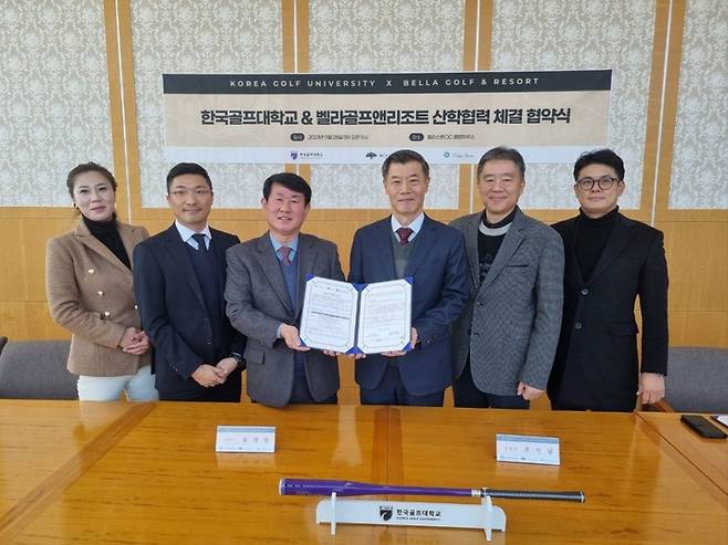 한국골프대학교 조석남 부총장(오른쪽에서 세번째)과 벨라골프앤리조트 홍재원 대표(왼쪽에서 세번째)가 28일 관계자들과 함께 산학협약식을 갖고 있다.사진|한국골프대학교