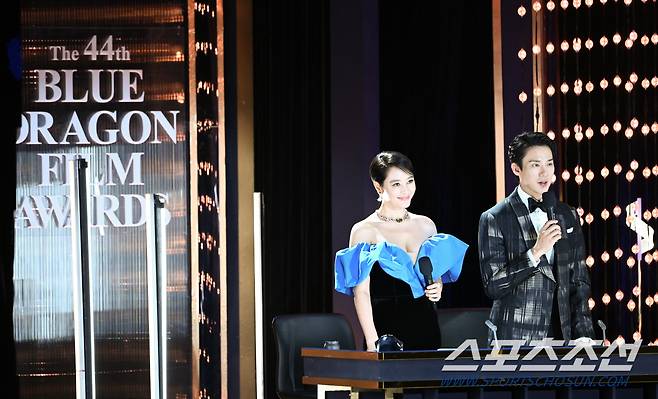 제44회 청룡영화상 시상식이 24일 여의도 KBS홀에서 열렸다. 김혜수,유연석이 인사말을 하고 있다. 허상욱 기자wook@sportschosun.com/2023.11.24/