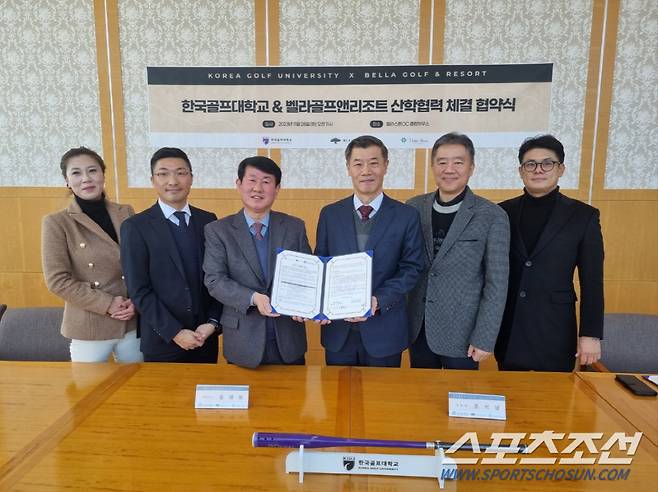 한국골프대학교 조석남 부총장(오른쪽에서 세번째)과 벨라골프앤리조트 홍재원 대표(왼쪽에서 세번째)가 관계자들과 함께 산학협약식을 갖고 있다. 사진제공=한국골프대학교