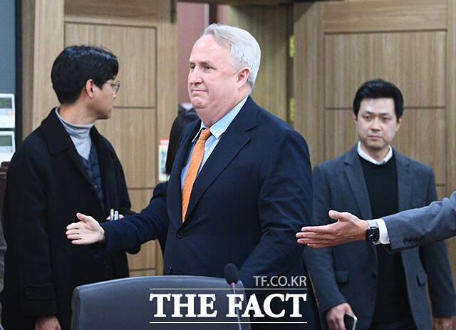 인요한 국민의힘 혁신위원장의 '입'이 혁신위 리스크로 떠올랐다. 인 위원장은 지난 26일 이준석 전 대표를 향해 "버릇이 없다. 부모 잘못"이라고 말해 논란의 중심에 섰다. 인 위원장은 파문이 확산하자 27일 "이 전 대표와 부모님께 심심한 사과의 뜻을 전한다"며 진화에 나섰다. /이동률 기자