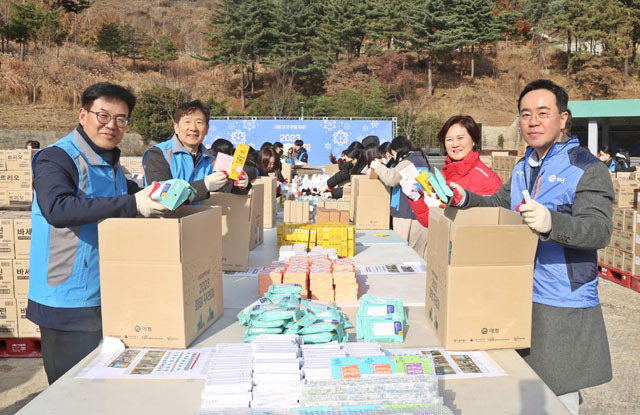 애경산업과 서울시 관계자들이 '2023 희망꾸러미 나눔 행사'에 참석해 기념촬영을 하고 있다. /애경산업