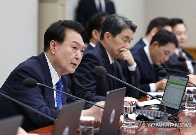 윤석열 대통령이 28일 서울 용산 대통령실 청사에서 열린 국무회의에서 발언하고 있다. [사진출처=연합뉴스]