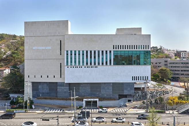 서울예고 개교 70주년을 맞아 서울 평창동에 개관한 서울아트센터. 1084석 객석과 100인조 오케스트라가 설 수 있는 무대, 첨단 음향시설을 갖춘 도암홀과 도암갤러리가 있는 대형 문화공간이다.