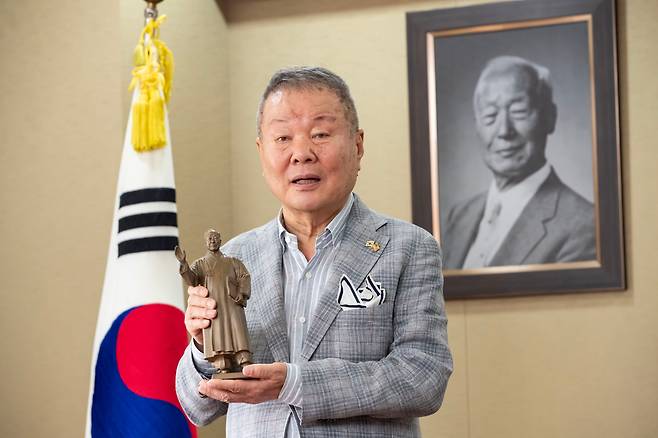 1일 오후 서울 강남구 앨트웰 빌딩에서 만난 김박 회장이 이승만 대통령의 미니어처 동상을 들고 웃었다.  그의 집무실엔 이승만 대통령과 박정희 대통령 사진이 걸려 있다. /이태경기자