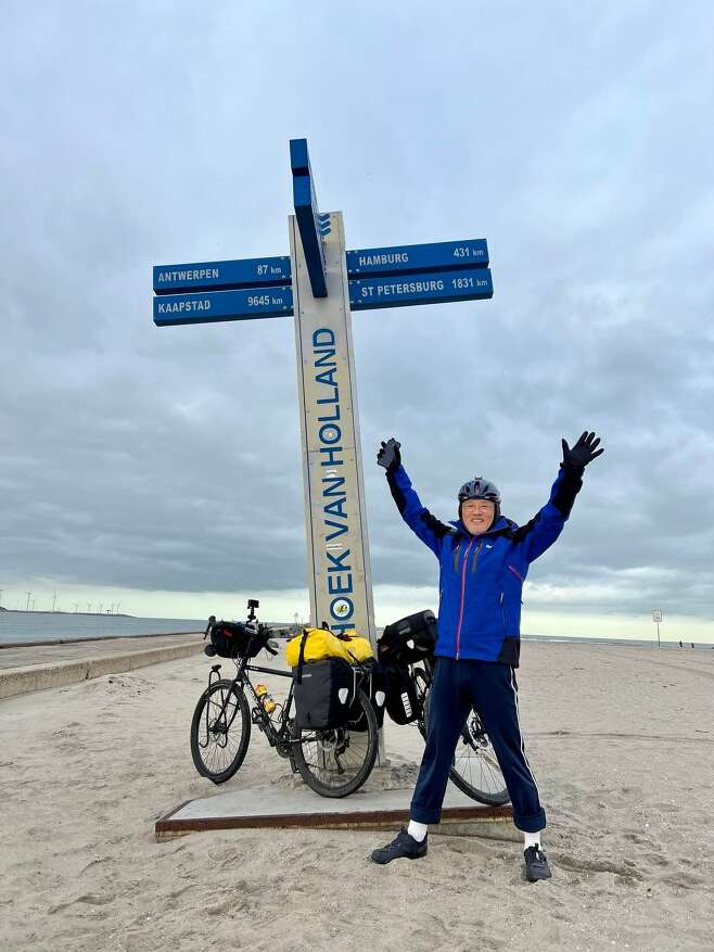 지난해 9~10월 자전거를 타고 스위스에서 네덜란드로 이어지는 유로벨로 2000km를 종주한 유인촌 전 장관이 후크반 홀랜드 북해에서 만세를 부르고 있다. /유인촌 특보 제공