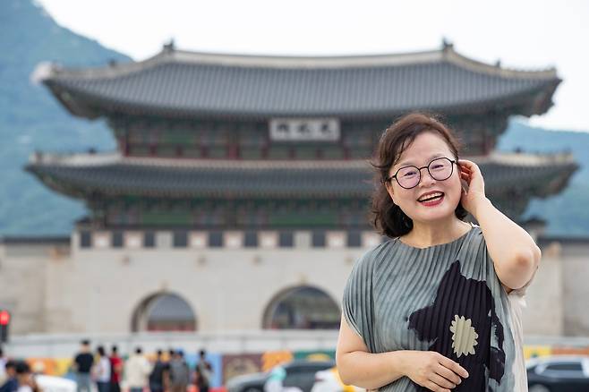 지난달 베를린자유대학 한국학과 학생들과 함께 한국 곳곳을 답사하는 ‘섬머스쿨’을 진행하기 위해 서울에 온 이은정 교수가 경복궁 앞에서 활짝 웃었다. /이태경 기자