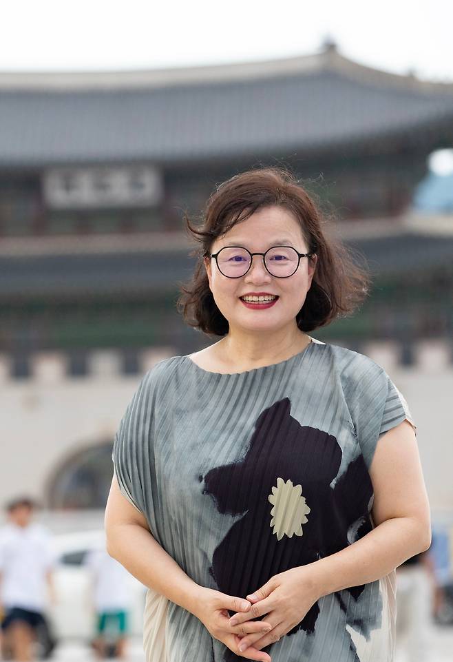 한국 곳곳을 답사하는 서머스쿨 진행을 위해 한국에 온 이은정 독일 베를린자유대학교 한국학연구소장이 광화문 광장에서 인터뷰하고 있다.. /이태경 기자