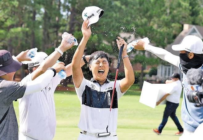 지난 7월20일 미국 노스캐롤라이나에서 열린 제1회 장애인 US오픈에서 우승한 이승민 선수가 물세례를 받으며 기뻐하는 모습. /USGA
