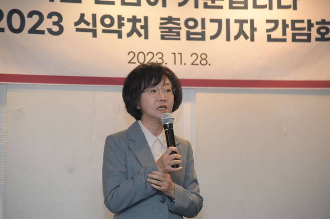 오유경 식품의약품안전처장이 28일 서울 종로구 소재 식당에서 출입 기자단 오찬 간담회에서 식약처 사업 계획 등에 대해 설명하고 있다/식품의약품안전처 제공