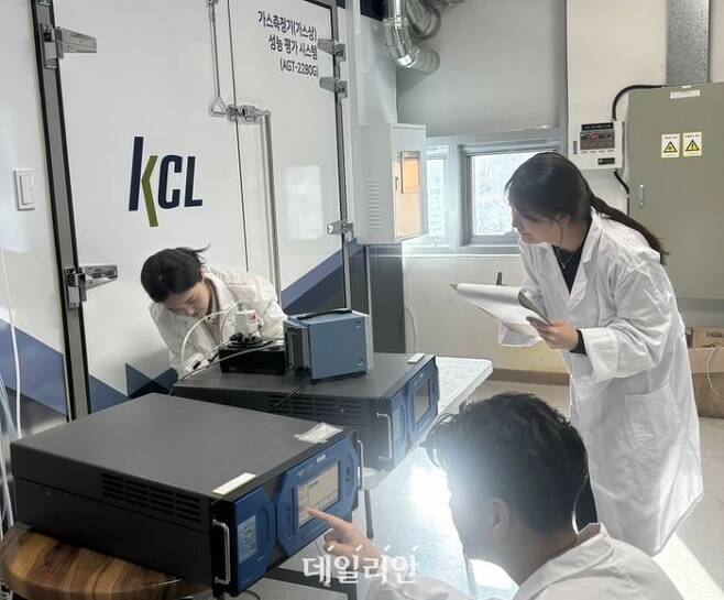 한국건설생활환경시험연구원(KCL) 공기환경센터 연구원들이 환경측정기기 검사를 진행하고 있다.ⓒKCL