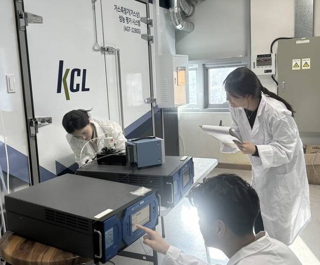 KCL 공기환경센터 연구원들이 환경측정기기 검사를 진행하고 있다.
