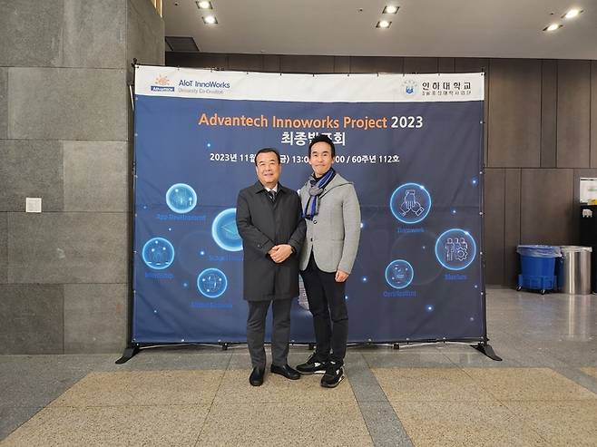 기념사진을 촬영하는 권장우 인하대 SW중심대학사업단장(오른쪽)과 정준교 어드밴텍 대표.