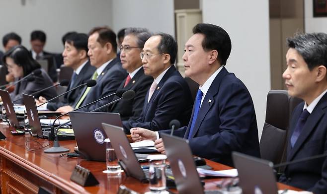 윤석열 대통령이 28일 서울 용산 대통령실 청사에서 열린 국무회의에서 발언하고 있다. 연합뉴스