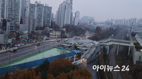 27일 인근 아파트에서 바라본 서울 지하철 1호선 신이문역 전경 [사진=이수현 수습 기자]