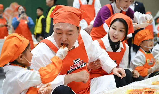 어제(27일) 경기 고양 킨텍스에서 열린 '나눔과 봉사의 국민 대통합 김장행사'에 참석한 윤석열 대통령과 김건희 여사 (사진, 대통령실)