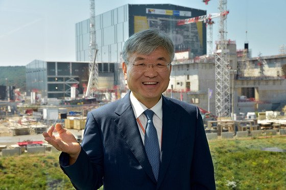 국제핵융합실험로(ITER) 국제기구 사무차장 시절 이경수 박사. 프랑스 카다라슈의 ITER 공사현장 앞에 섰다. [사진 ITER국제기구]